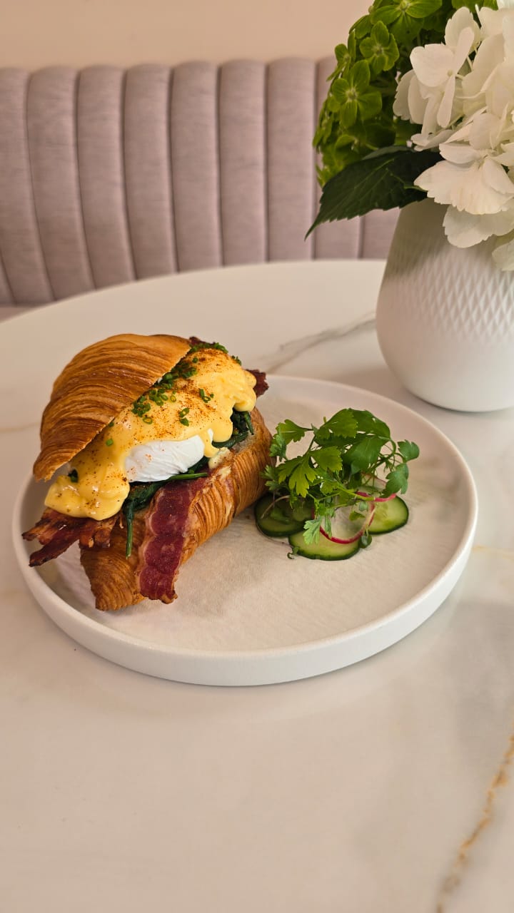 Damand Bakery Egg Benedict breakfast